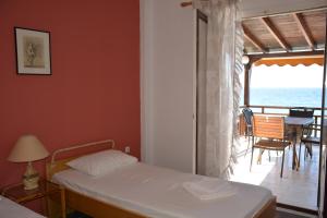 Ένα ή περισσότερα κρεβάτια σε δωμάτιο στο Acrogiali Sunshine