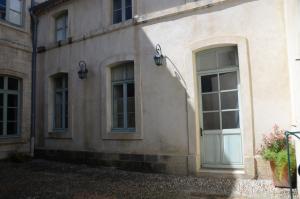 een gebouw met drie ramen en een trap bij calme et charme in Avignon