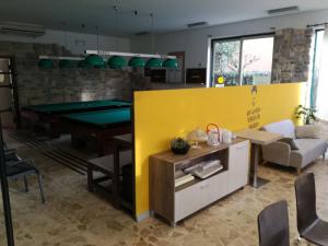 una sala de ping pong con mesa de billar en Hotel Stazione, en Cattolica