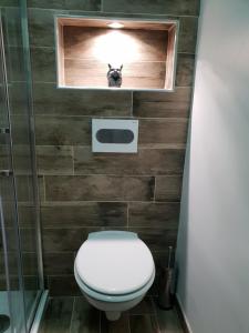ein Bad mit einem WC und einem Fenster darüber in der Unterkunft Studio Koper in Koper