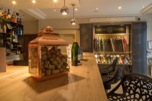 埃佩尔奈吉恩酩悦酒店的商店柜台上的玻璃瓶石