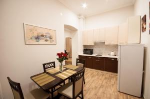 ウージュホロドにあるWonderful flat on city center (Mukachivska 4/12)のキッチン(テーブル、椅子、冷蔵庫付)