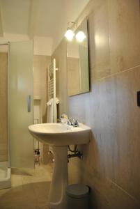 a bathroom with a sink and a mirror at Agriturismo Podere La Paolina - Residenza di Charme in Montefollonico