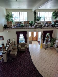 una sala de estar con sofás y una habitación con plantas en Lighthouse Inn, en Crescent City