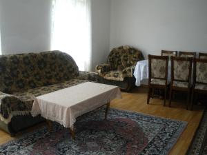 ein Wohnzimmer mit 2 Sofas, einem Tisch und Stühlen in der Unterkunft Ave Zara in Vaghatin