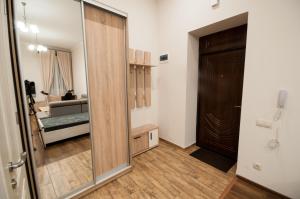 ウージュホロドにあるWonderful flat on city center (Mukachivska 4/14)の鏡付きの部屋、ベッド付きのベッドルーム1室が備わります。