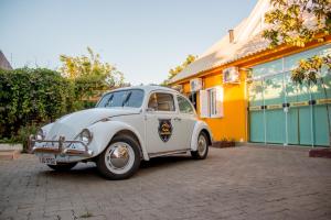 an old car parked in front of a building at Pousada Nona Amabile in São Lourenço do Sul