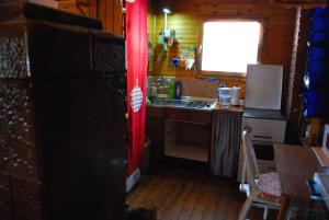 eine kleine Küche mit einem Waschbecken und einem Fenster in der Unterkunft Tarski dom in Zaovine