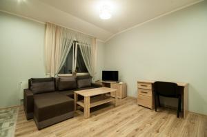 ウージュホロドにあるWonderful flat on city center (Mukachivska 4/18)のリビングルーム(ソファ、デスク付)
