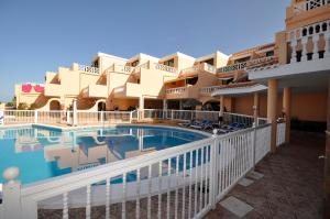 Bazén v ubytovaní Paradise Court Las Americas WiFi Pool 57 alebo v jeho blízkosti
