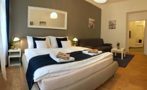 プラハにあるBeautiful Apartments in Pragueのベッドルーム1室(大型ベッド1台、タオル2枚付)