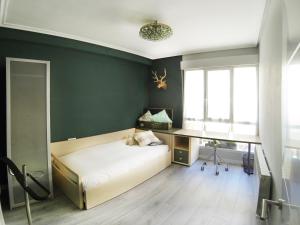 Schlafzimmer mit einem Bett und einem Schreibtisch in der Unterkunft Luxury San Prudencio Vitoria in Vitoria-Gasteiz