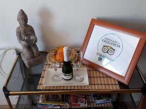 einen Tisch mit einer Flasche Wein und zwei Gläsern in der Unterkunft "Casa TOLIMA" in Barcelona