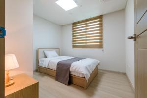 Postel nebo postele na pokoji v ubytování Home Fourest Residence Hotel Okpo