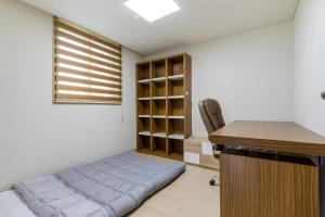 Postel nebo postele na pokoji v ubytování Home Fourest Residence Hotel Okpo
