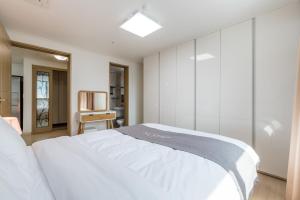 Postel nebo postele na pokoji v ubytování Home Fourest Residence Hotel Okpo