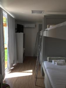 Poschodová posteľ alebo postele v izbe v ubytovaní Villa dos Ventos Hospedagem Container