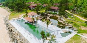 Quỳnh Viên Resort في Dương Luật: اطلالة جوية على منتجع مع مسبح