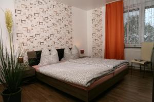 Ferienwohnung Zum alten Zollhaus في بيرغن: غرفة نوم عليها سرير ومخدات