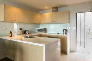 Kuchyň nebo kuchyňský kout v ubytování Quest on Hobson Serviced Apartments