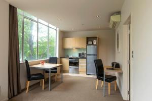 Kuchyň nebo kuchyňský kout v ubytování Quest on Hobson Serviced Apartments