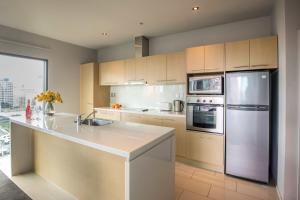 Kuchyň nebo kuchyňský kout v ubytování Quest on Hobson Serviced Apartments