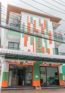 een winkel voor een gebouw bij Noble U-house Chiangmai in Chiang Mai