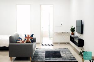 TV a/nebo společenská místnost v ubytování JOMSTAY Octagon Ipoh Suites