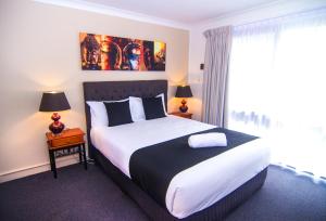 Кровать или кровати в номере Crescent Motel Taree