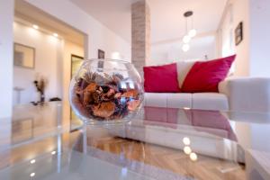 a glass vase on a glass table in a living room at Apartman Arte in Novi Sad