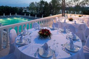 Bazén v ubytování Margarona Royal Hotel nebo v jeho okolí