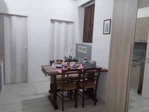 eine Küche mit einem Tisch und Stühlen im Zimmer in der Unterkunft B&B da Bibi in Fabriano