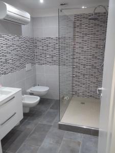 een badkamer met een douche, een toilet en een wastafel bij B&B da Bibi in Fabriano