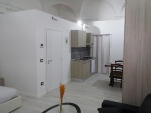 a white apartment with a kitchen and a living room at B&B da Bibi in Fabriano