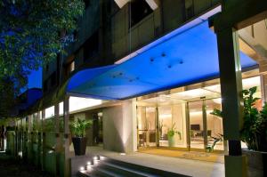 カリアリにあるホテル レギナ マルゲリータの青い日よけの建物