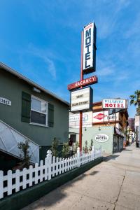 um edifício com um sinal para um motel waffle em Wilshire Motel em Los Angeles