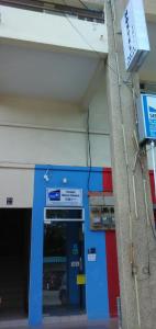 una entrada azul a un edificio con garaje en Moon Eleven Hostel Near Klia & Klia2, en Sepang