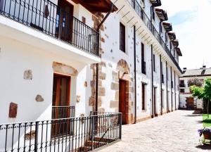 una calle en una ciudad con edificios blancos en Apartamentos Turísticos Rincones del Vino en Ezcaray