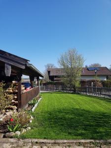 um quintal com uma cerca e um quintal com relva verde em Familie Seibert em Bergen