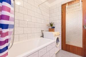 Kúpeľňa v ubytovaní Apartment Urban garden + 32 fotografií