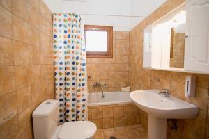 コルフ・タウンにあるVilla Blue Pearl Corfuの洗面台、トイレ、浴槽を備えたバスルーム +26枚の写真