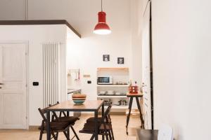 Una cocina y un comedor con mesa y sillas. en Il Salottino di Torino - Loft di charme e storia, en Turín 11 fotos más