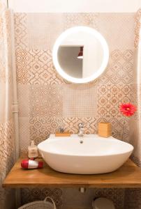 Un baño con un lavabo blanco y un espejo. en Il Salottino di Torino - Loft di charme e storia, en Turín