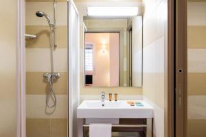 A bathroom at Residence Osoppo Még 37 kép