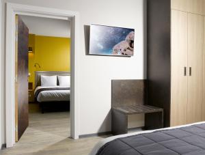 uma sala com um quarto com uma cama e um espelho em One Loft Appart em Obernai