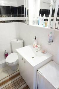 Ένα μπάνιο στο Amazing Beach House ,100sqm, In front of the Sea!
