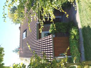 una casa con scala in legno e finestra di Urlauberdorf 62a a Boltenhagen