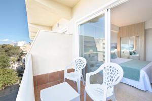 A balcony or terrace at azuLine Hotel Bahamas y Bahamas II