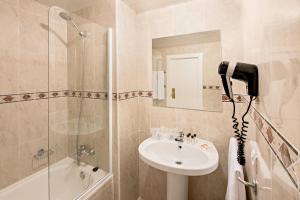 A bathroom at azuLine Hotel Bahamas y Bahamas II