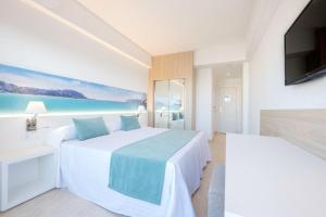 A bed or beds in a room at azuLine Hotel Bahamas y Bahamas II